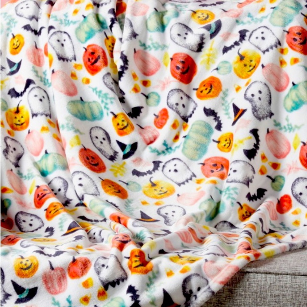 Adorable Sweet Halloween Ditsy plush throw! 60x70 Multicolored. NWT